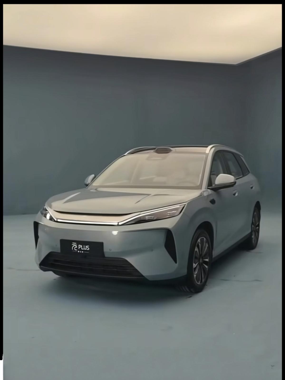 新款元Plus的内饰终于改了，但是设计师还是倔强的留了一点老款的影子。
肉眼可见