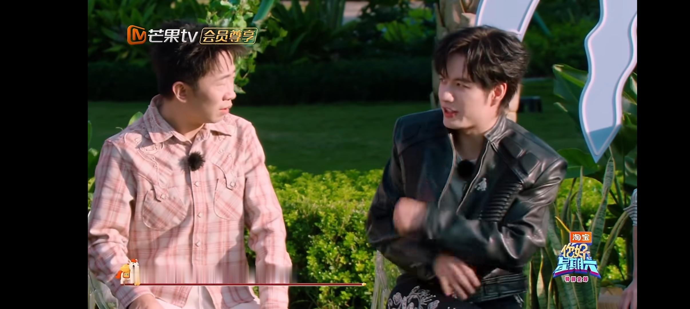 李雪琴杨迪像参加了一场辩论赛 李雪琴杨迪一起睁眼放哨，杨迪觉得不对劲，雪琴立刻冷