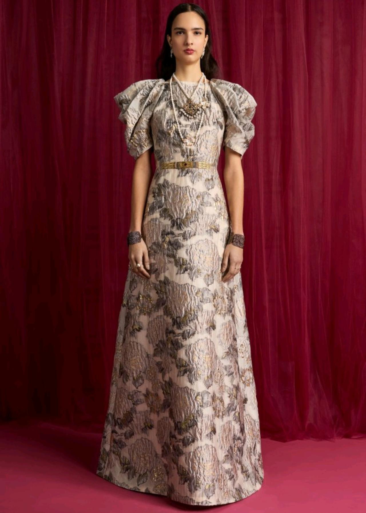 Reem Acra 2026早秋系列以"丝绸之路"为核心，续写"旅行中的女性"动