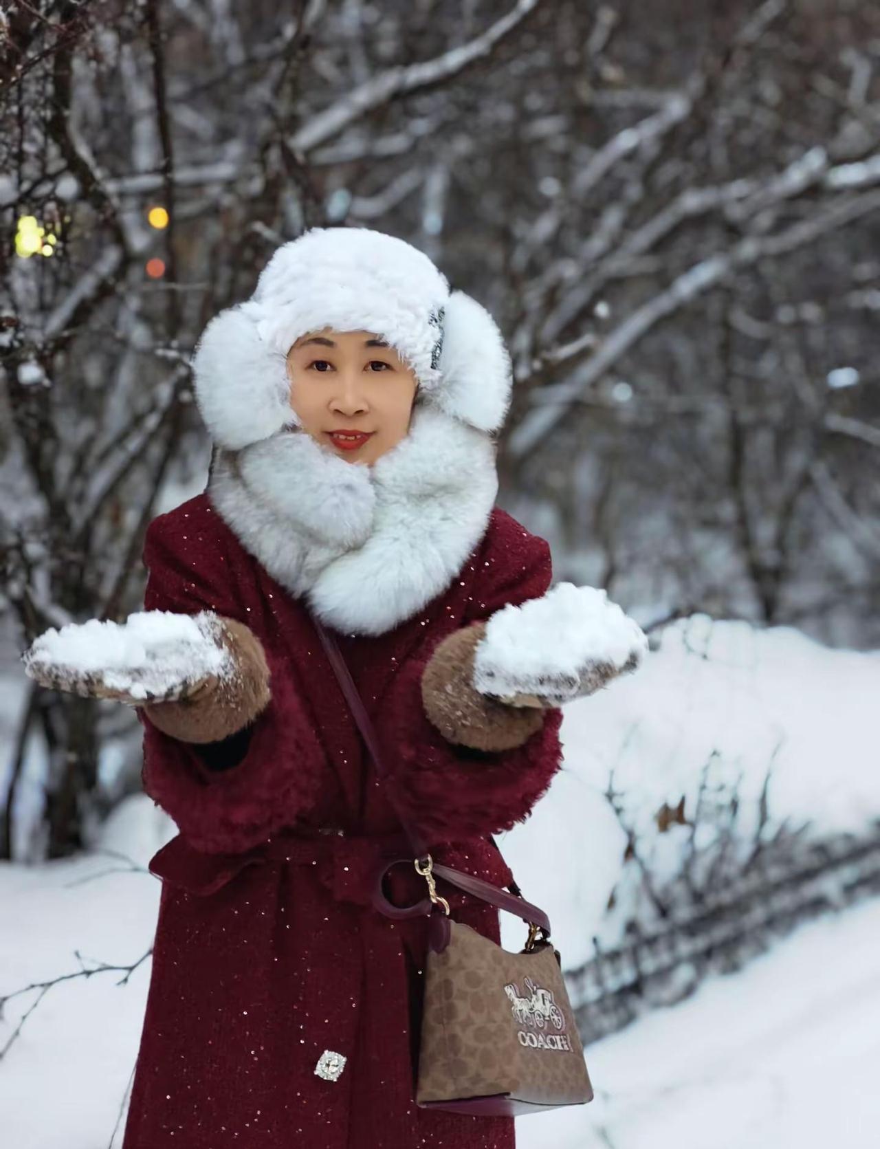 “白雪却嫌春色晚，故穿庭树作飞花”。春风微寒，雪花弥漫，愿新的一年，时光暖暖，流