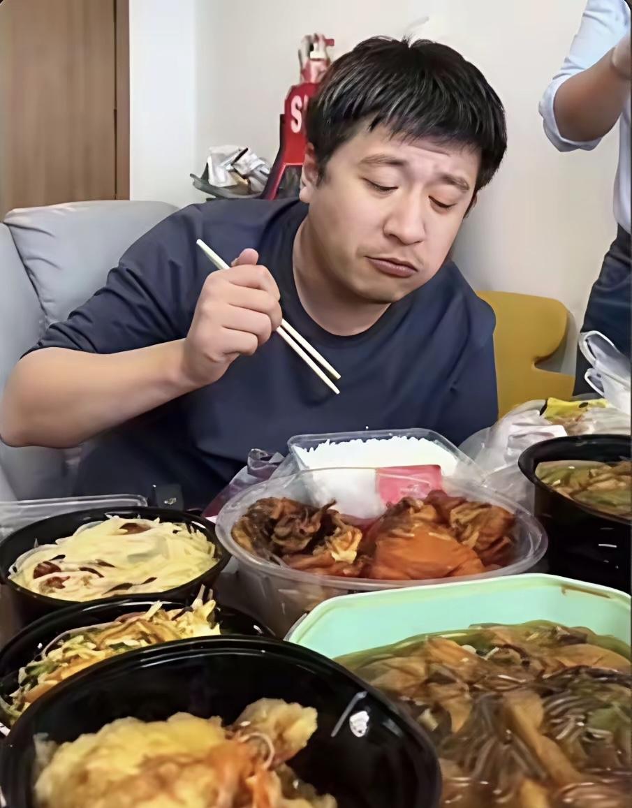 我觉得是个非常优秀的人，猝死可能跟长期的高压工作熬夜和体能消耗饮食有关。
看到他