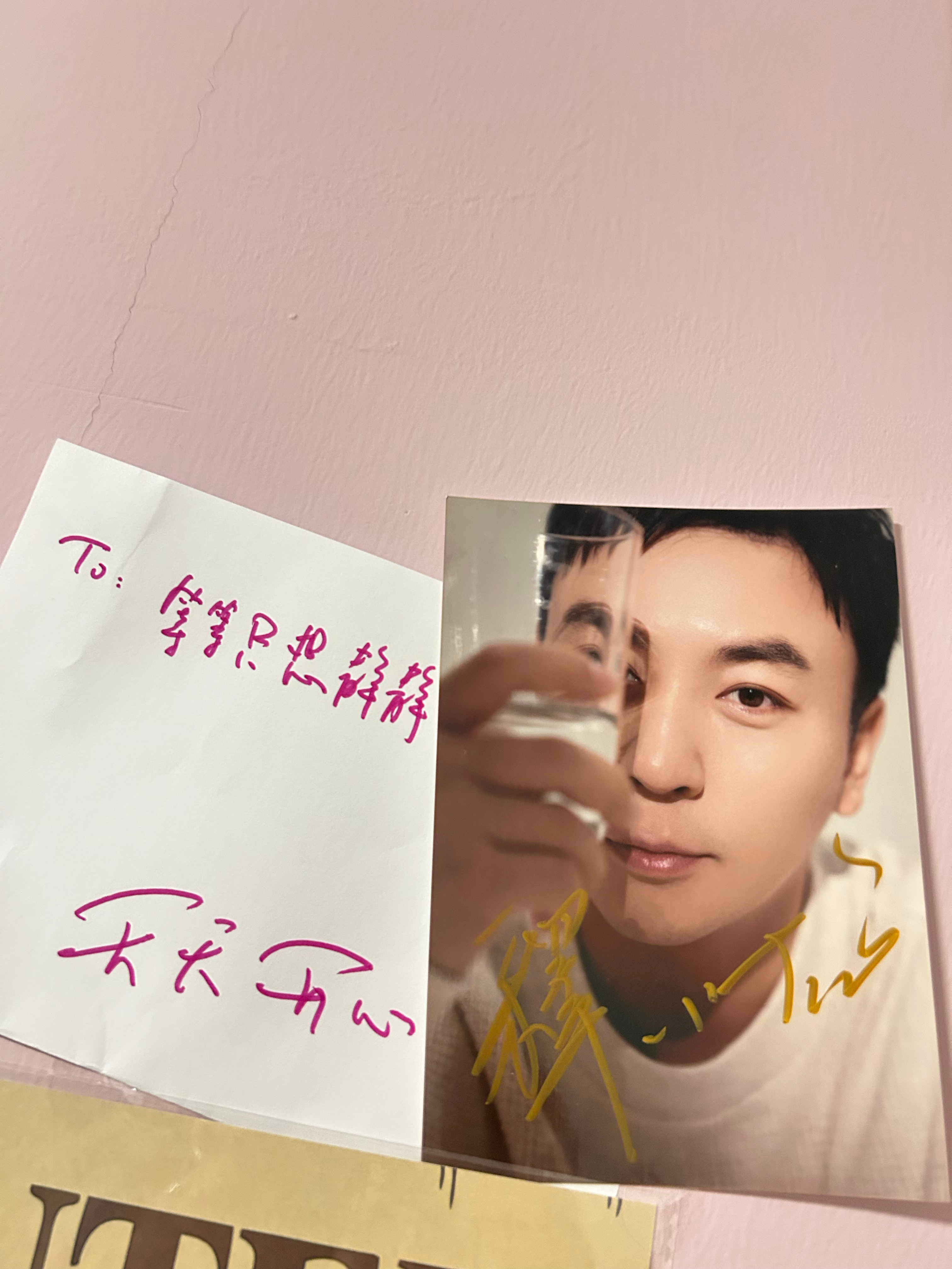 释小龙  迟来的repo谢谢的活动，终于有了男神亲签龙哥和皮下的字都非常漂亮希望