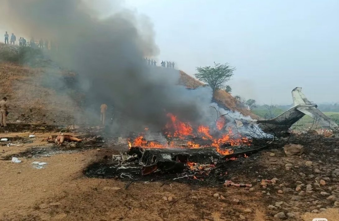 记者获悉，当地时间28日上午，一架飞机在马哈拉施特拉邦的一个机场降落时坠毁。据印