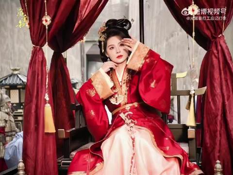 毛林林的宠妃赛道无人睥睨，盛宠带来的底气，还有藏在温柔之下的锋芒，被她完整地呈现在镜头里。