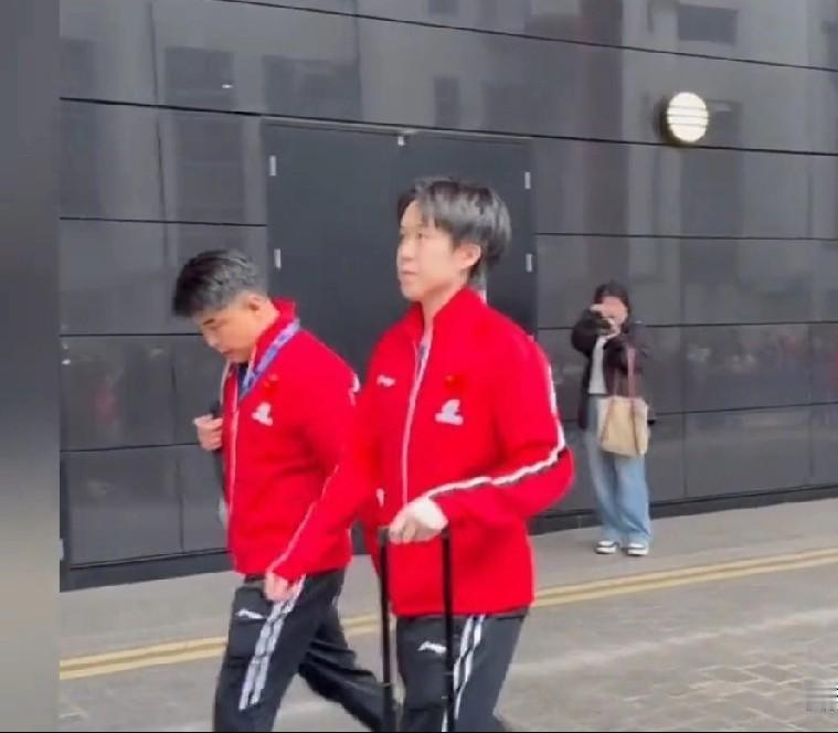 国乒男团两连败真相曝光！王楚钦独得2分却只能当观众，球迷心疼

王楚钦手指流血仍