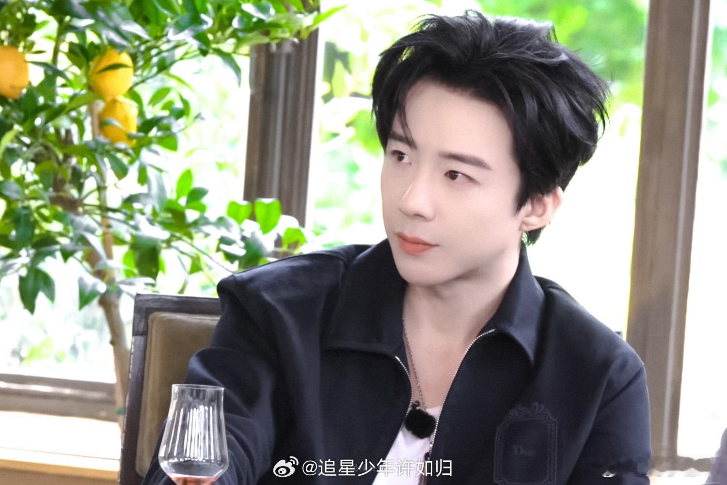刘宇宁张凌赫丁程鑫周柯宇太暧昧了开始推理吧开推这段值得反复循环！狭小床位容纳四位