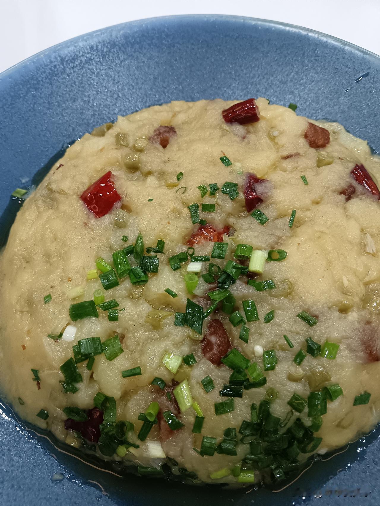 这个土豆泥炒油楂是男女老少都喜爱的，清爽可口，百吃不厌