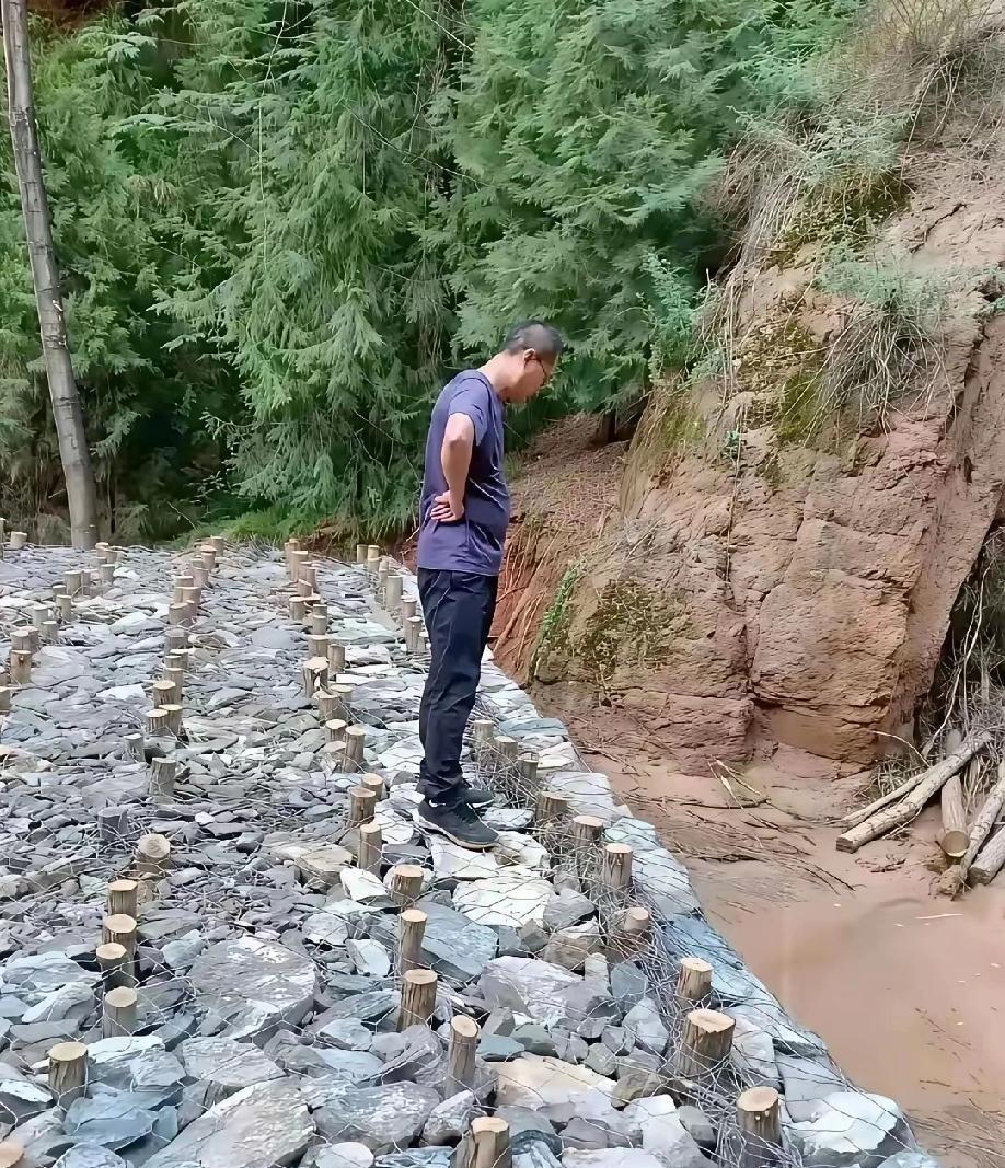 村里铺路，村长说这是百年工程，我怀疑他在吹牛……
懂行的老师傅们帮看看，马路这样