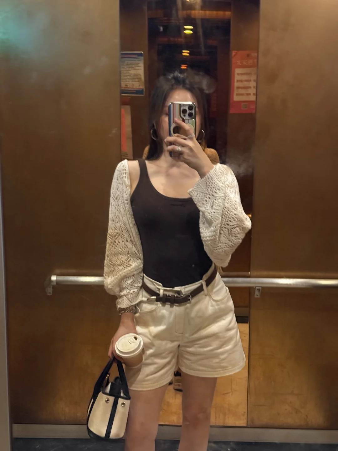 今日穿搭，电梯自拍