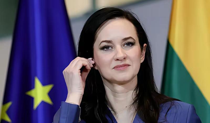 立陶宛由于选边站，与中国闹翻。首先，中国在经济上对其进行制裁。其次在外交上给予施