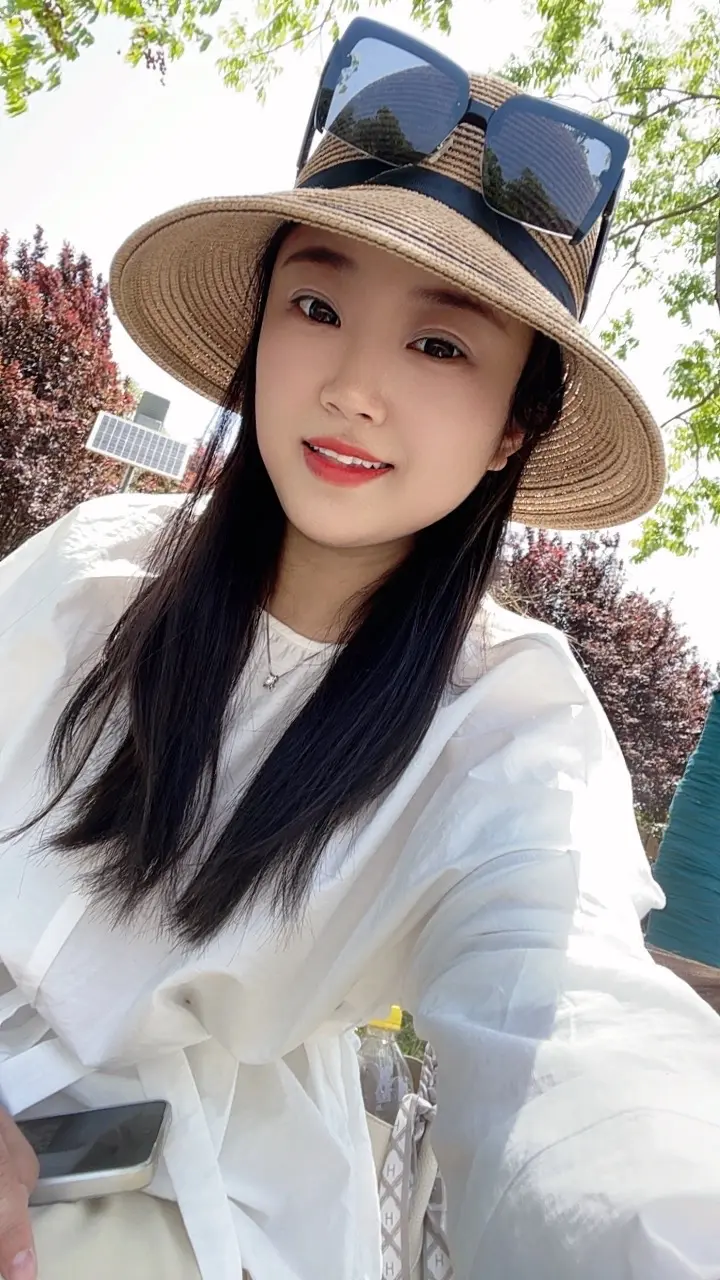 过肩的头发，圆圆的脸，大大咧咧的性格，我永远爱我自己