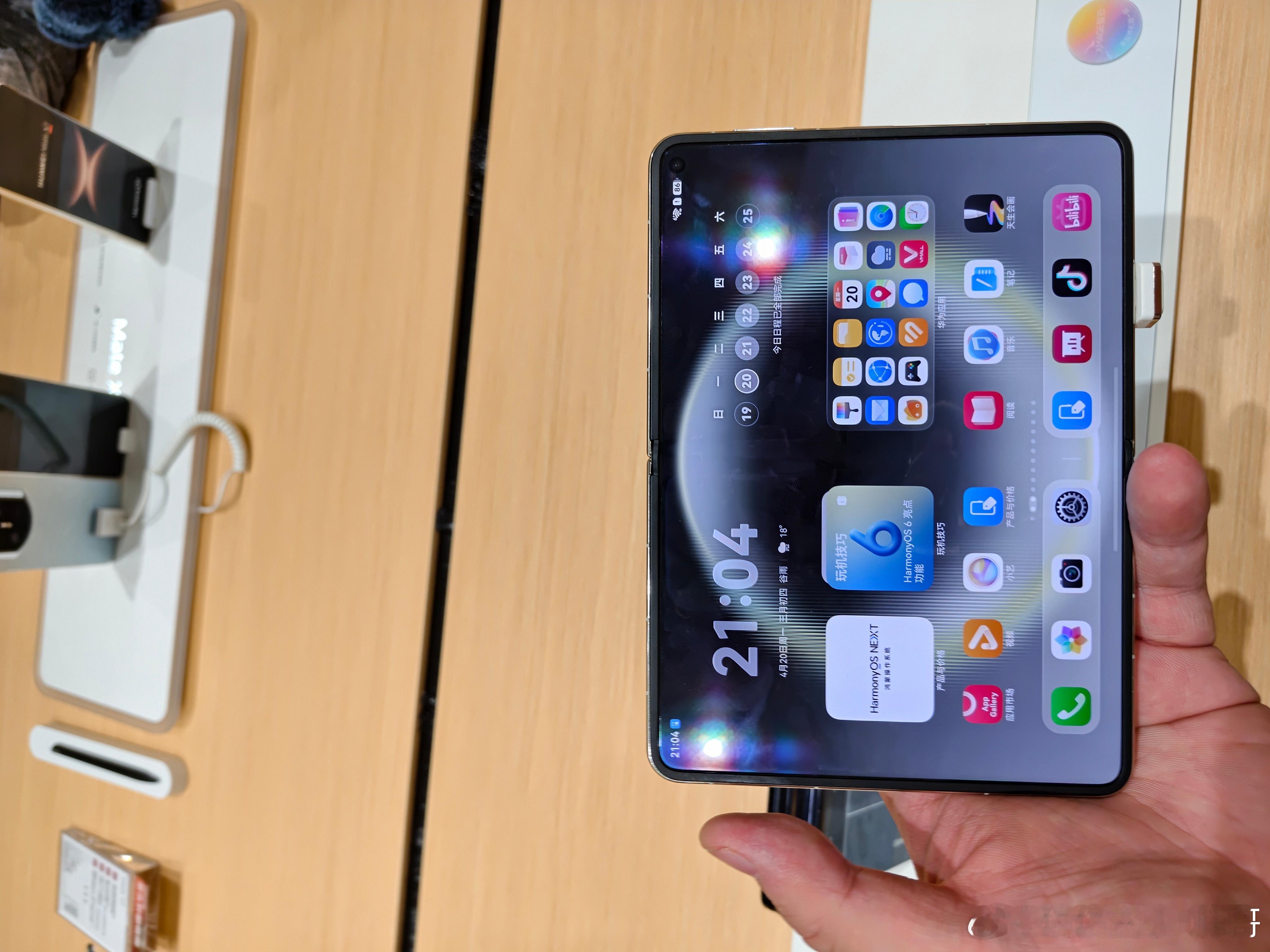 其实这手机的形态还是不错的。解决了折叠屏展开之后比例不好的问题。其实现在的双折叠