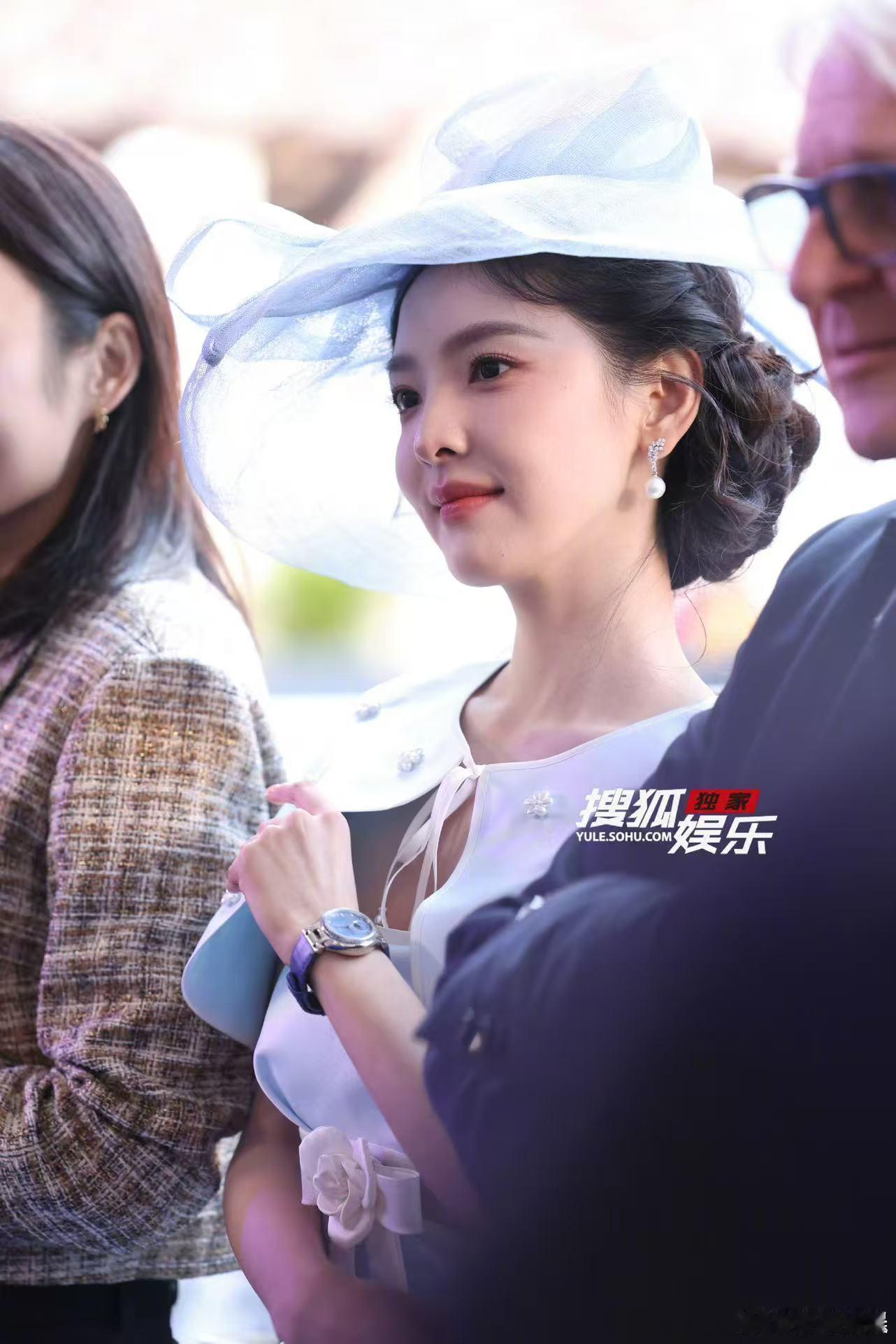 章若楠王玉雯民国造型章若楠王玉雯民国风活动造型章若楠王玉雯民国风活动造型，很美了