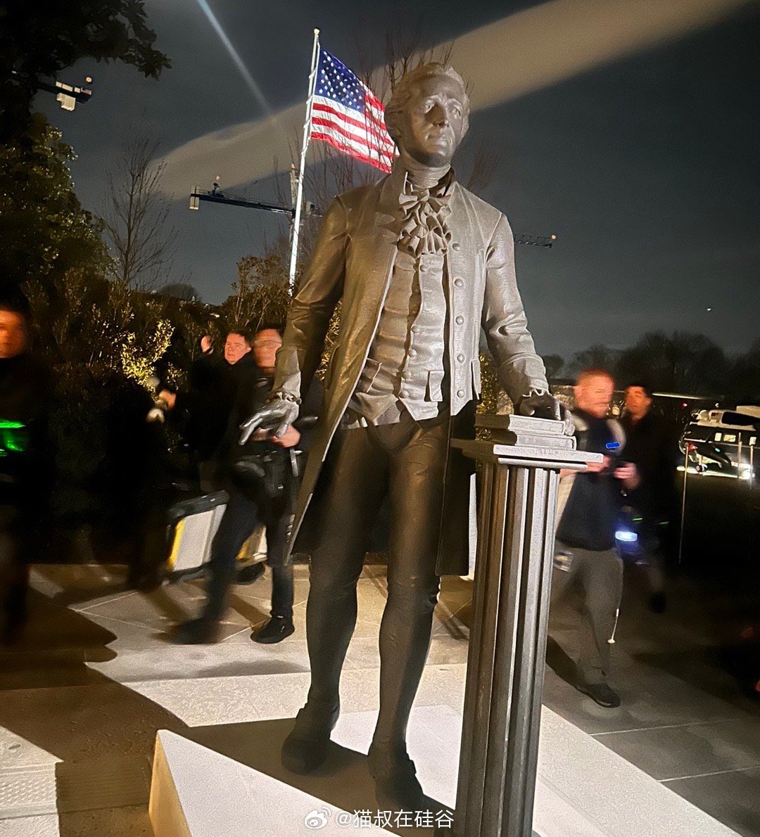 白宫草坪上安装了托马斯·杰斐逊和本杰明·富兰克林的新雕像。感觉很快就要出现一位伟