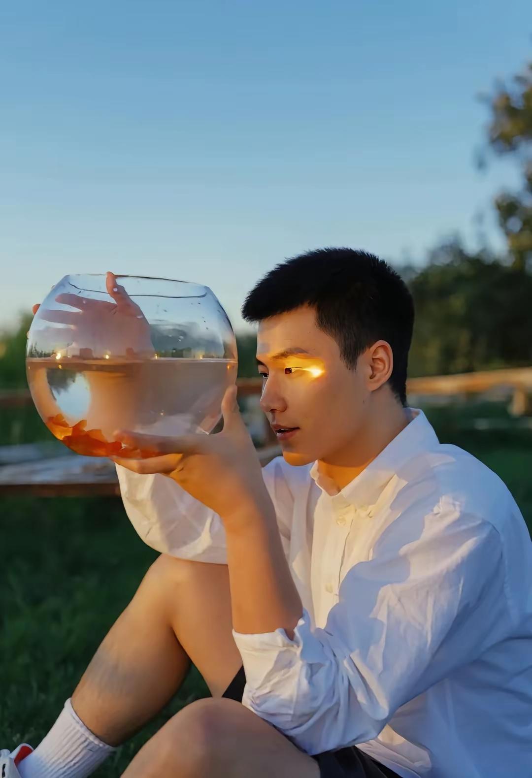 夏天晚上的操场真的太有氛围感。灯光下那些奔跑的男生，汗水把T恤贴在后背上，肩线和