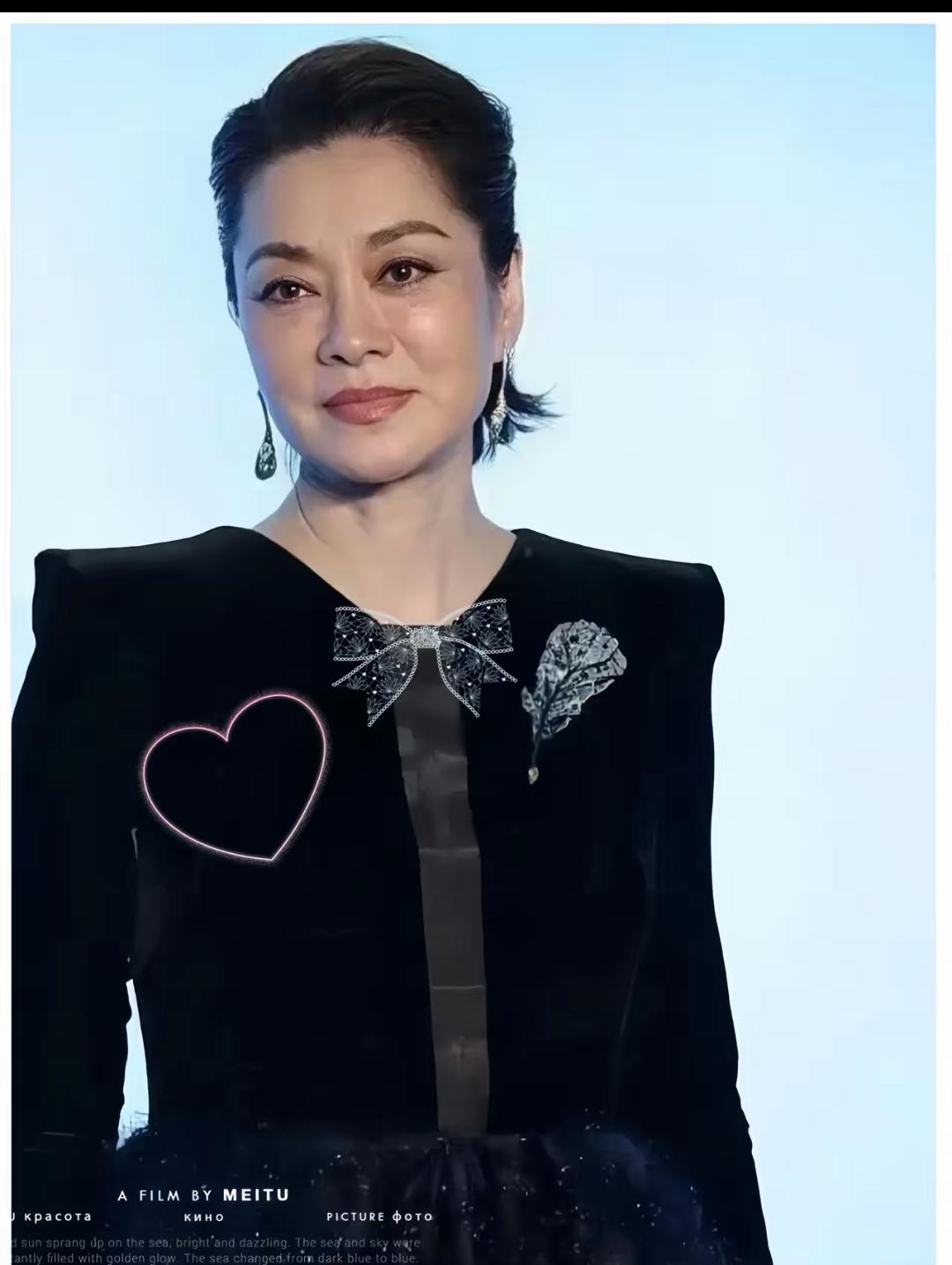今天看到个旧闻，惊出一身冷汗。
放弃上百亿的遗产，带儿女远赴美国，如今才知道毛阿