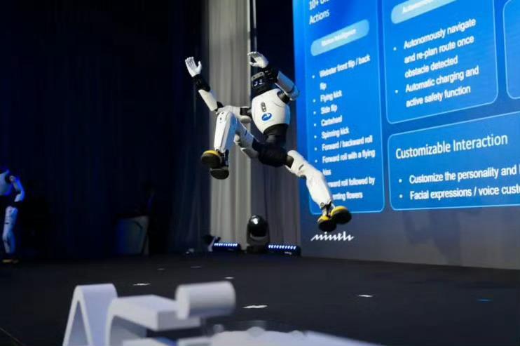 智元在德国慕尼黑举办发布会，正式宣布进入德国市场。会上，智元发布了面向德国市场的