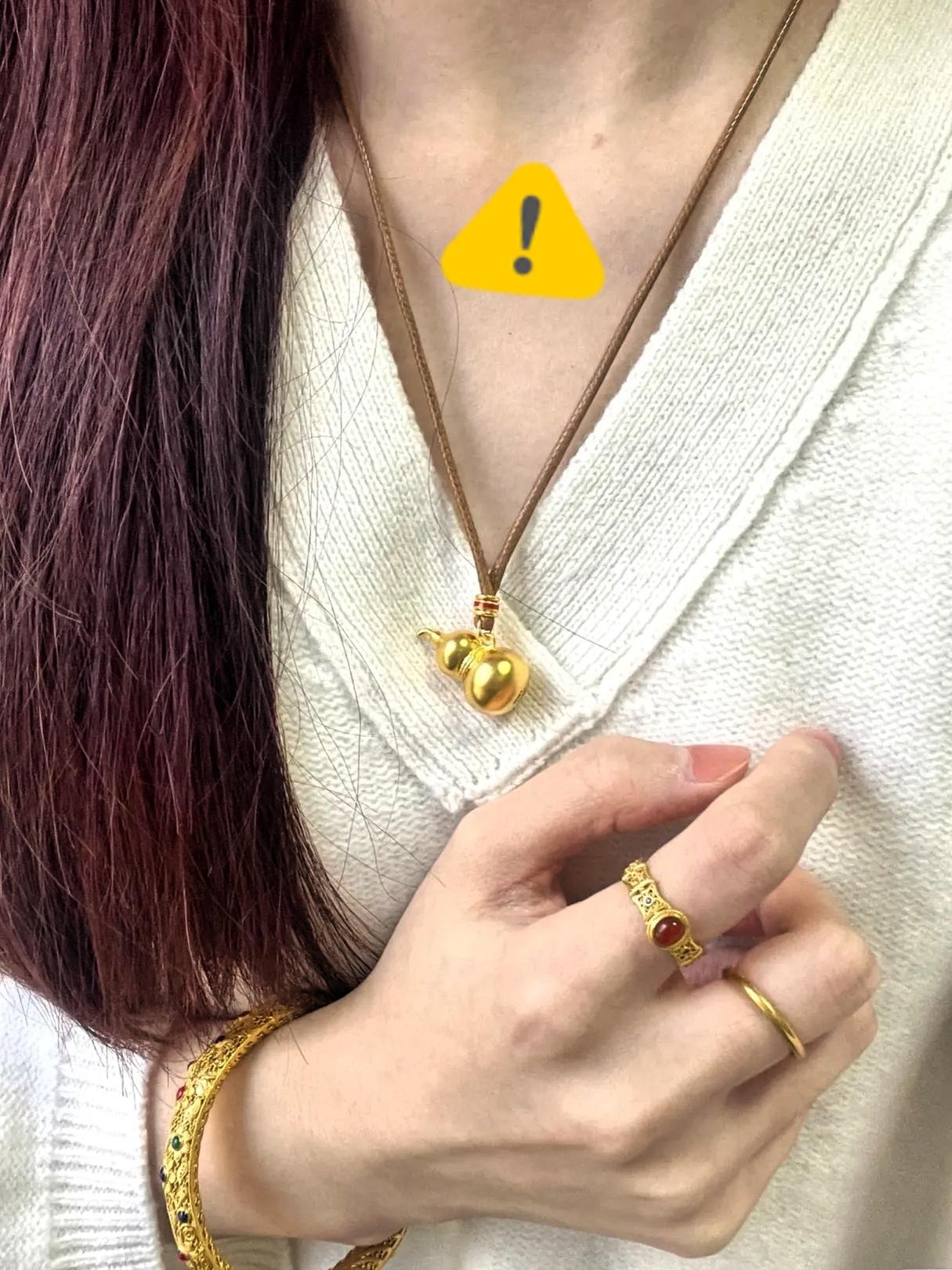 看到这两天的金价，
真的是太怀念二三百一克的黄金了。
那时候买金跟买菜似的，手镯