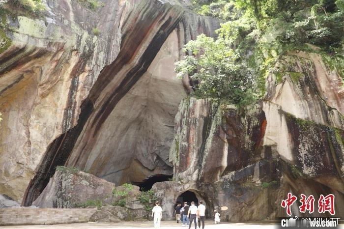 黄岩石窟，千年采石遗迹。洞内水域纵横，壁画斑斓，乘船穿梭，仿佛触摸到时光的形状。
