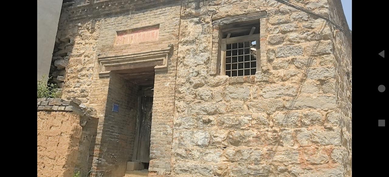 抗日战争时期武安武东办事处驻地南盆水村，如今，这里寂静得只剩下风声和鸟鸣，荒草爬