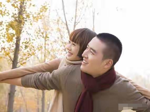 我亲眼见过一对80岁的老夫妻，手牵手去离婚。法官没劝，只问了一句：“你们谁半夜给