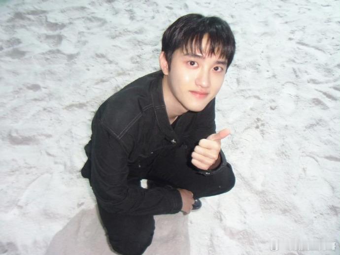 Exo花絮照，一眼看到谁？ 