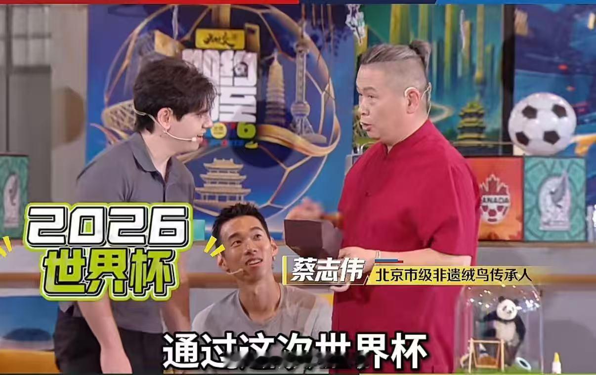 西班牙球迷被非遗绒鸟惊艳到了说到咱们中国的非遗绒花绒鸟我可就不困了，老外的奢侈品