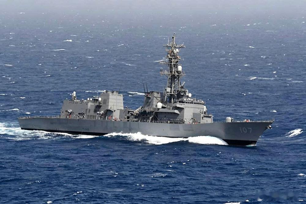 共同社称多名日中关系消息人士透露，日本海上自卫队护卫舰“雷”号17日航行通过台湾