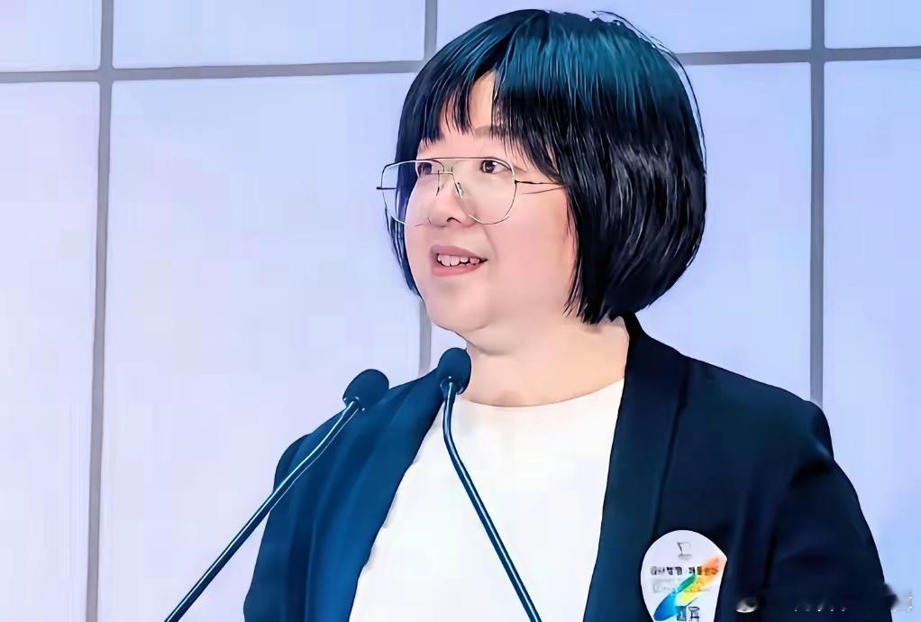 8月27日清华美院官网显示吴琼任院长、覃川任党委书记，班子在岗，5月毕业展、6月