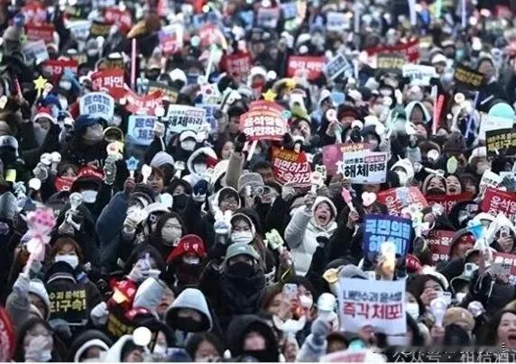 虽然现在数九寒冬，但韩国的政坛却是热火朝天。抱着美国大腿、挽着日本小腿的韩国尹总