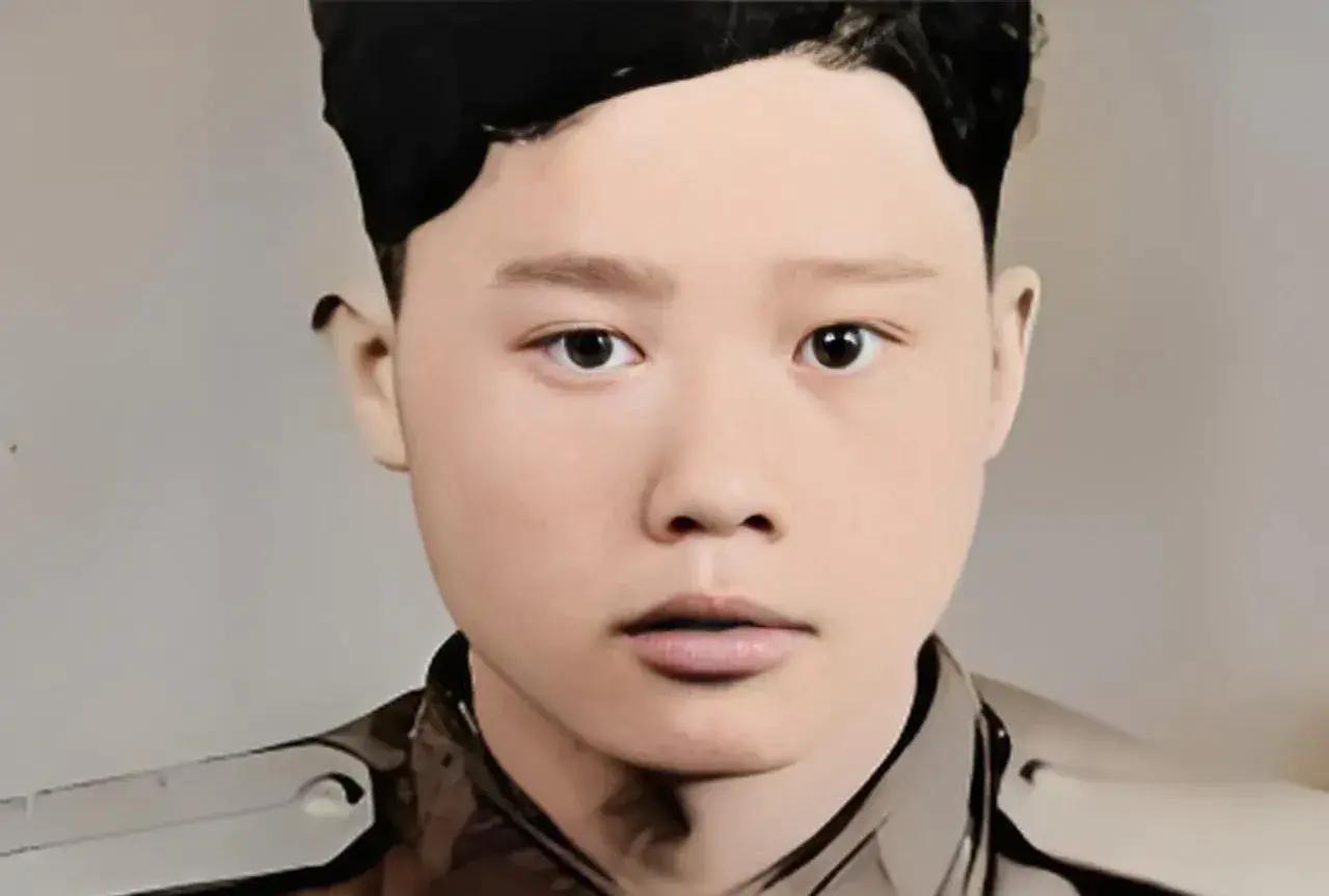 1951年1月28日，志愿军战士潘天炎因为生理需要去附近的草丛解决，却意外发现阵