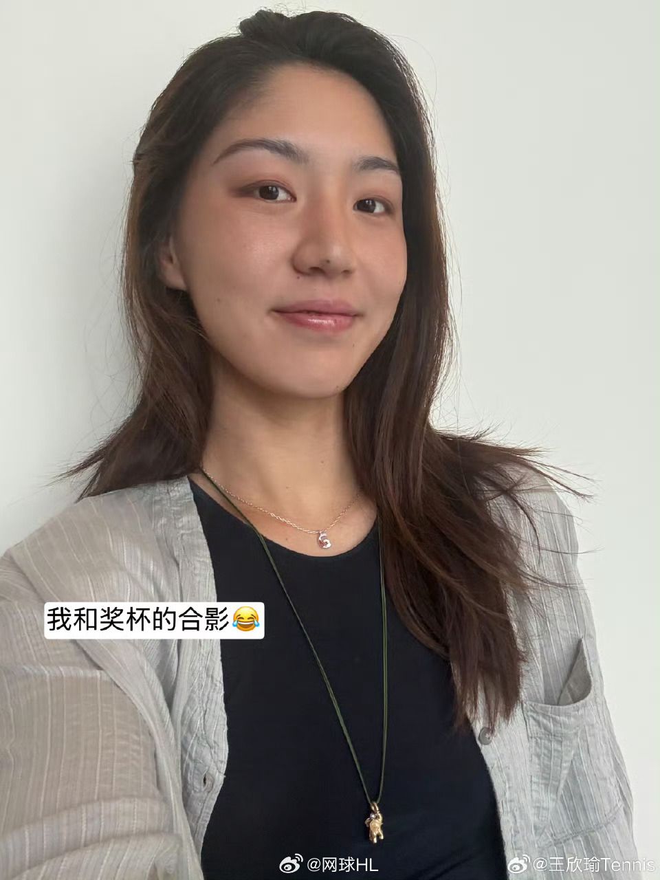 🇨🇳王欣瑜和奖杯合影[酷]王欣瑜柏林赛亚军热点现场 ​​​