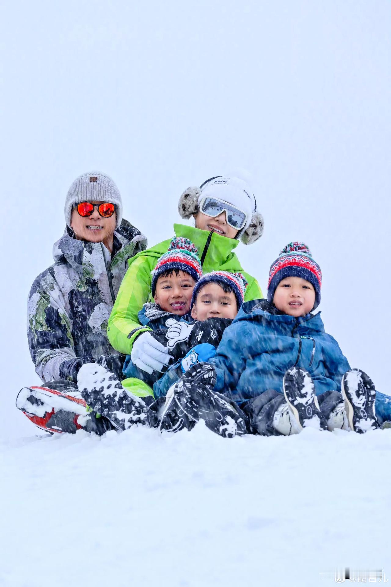 如果有钱，多生儿子也会让人羡慕！
胡杏儿晒出一家五口的滑雪照片，照片中最萌的就是