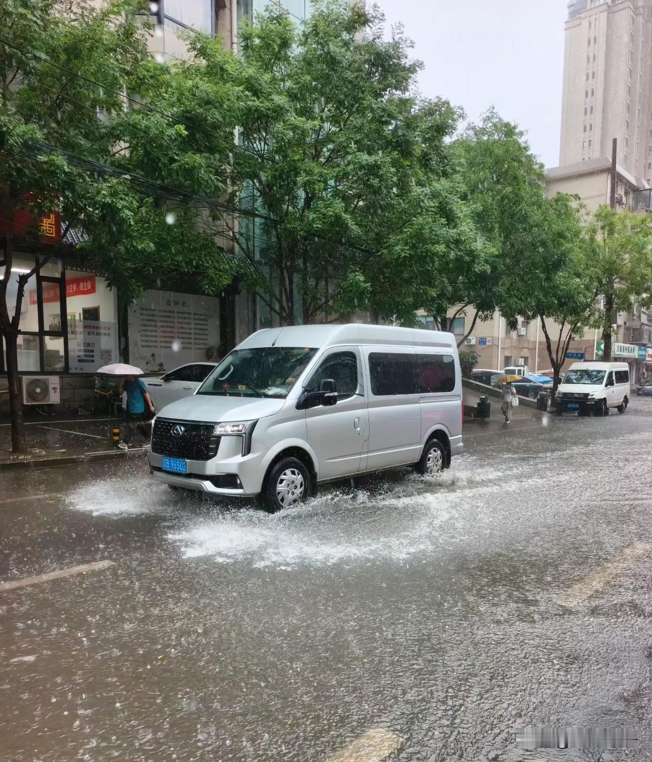 注意，风雨交加的天气来了！

受台风残涡+冷空气影响，大连将出现中到大雨，局地暴