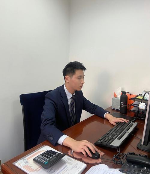 文化夫妻（小小说）

刘明是恢复高考后考取大学的，这一年他终于大学毕业了，他由于