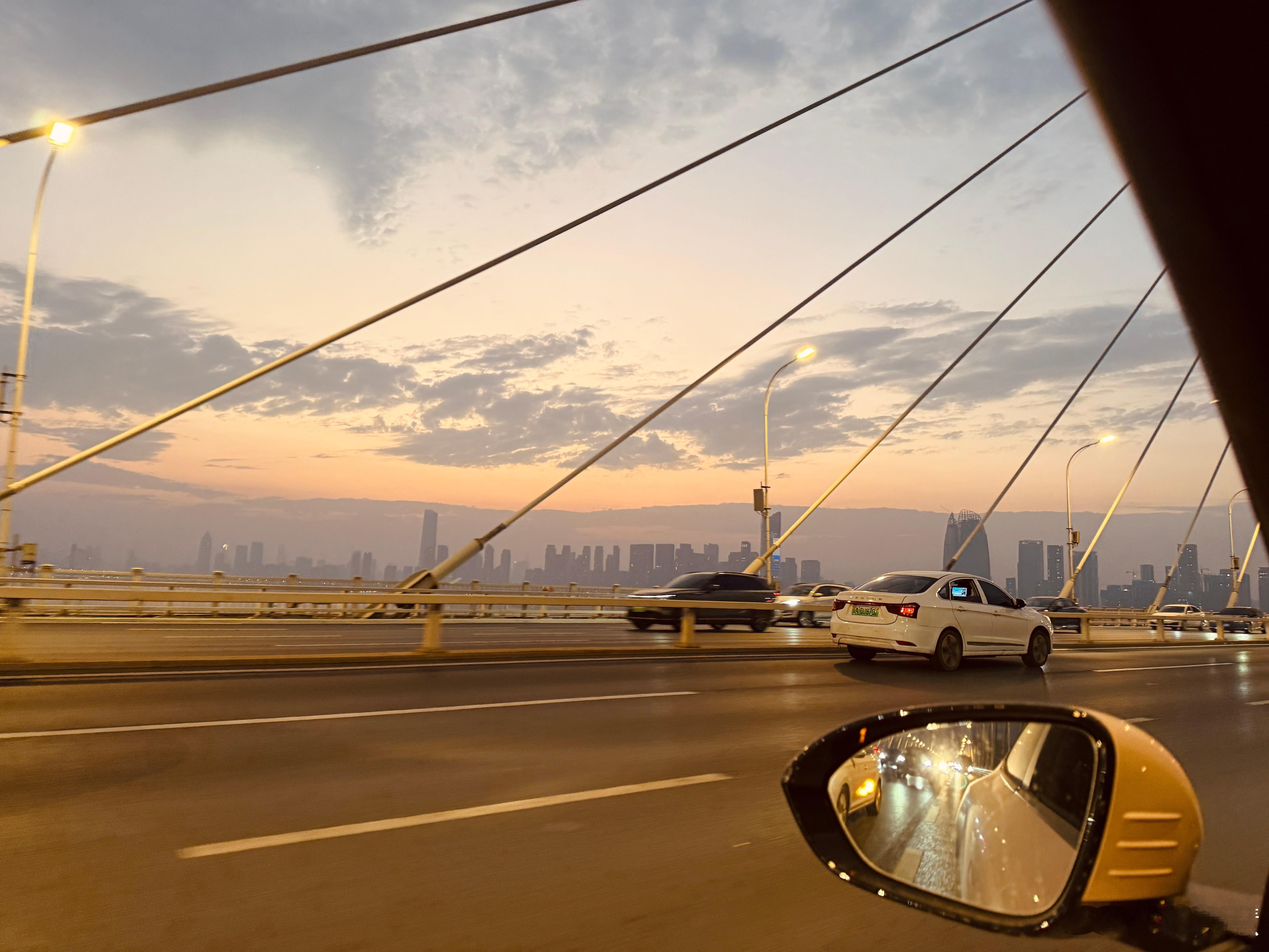 今天的云让武汉也变成了山城 