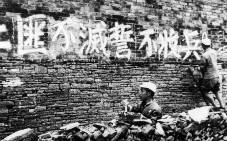 1950年，5000土匪包围解放军，一名匪首听错哨兵一个字，我军化险为夷。

1