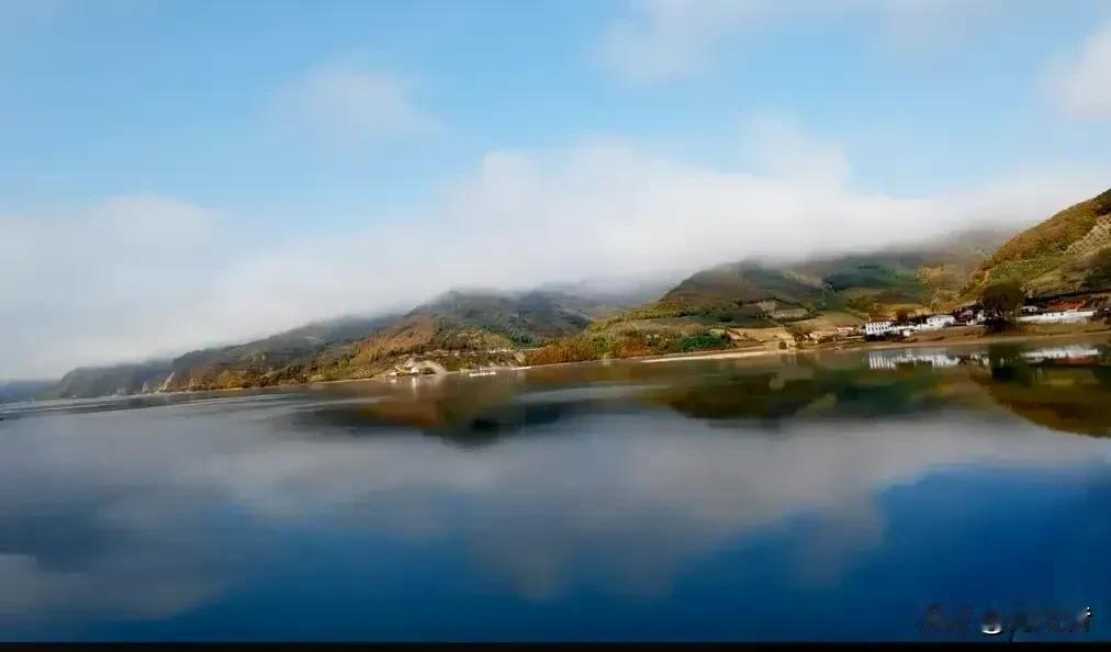 
从集安向丹东方向出发，一路上群山怀抱。

秋季的东北风景如画，绕过了一道又一道