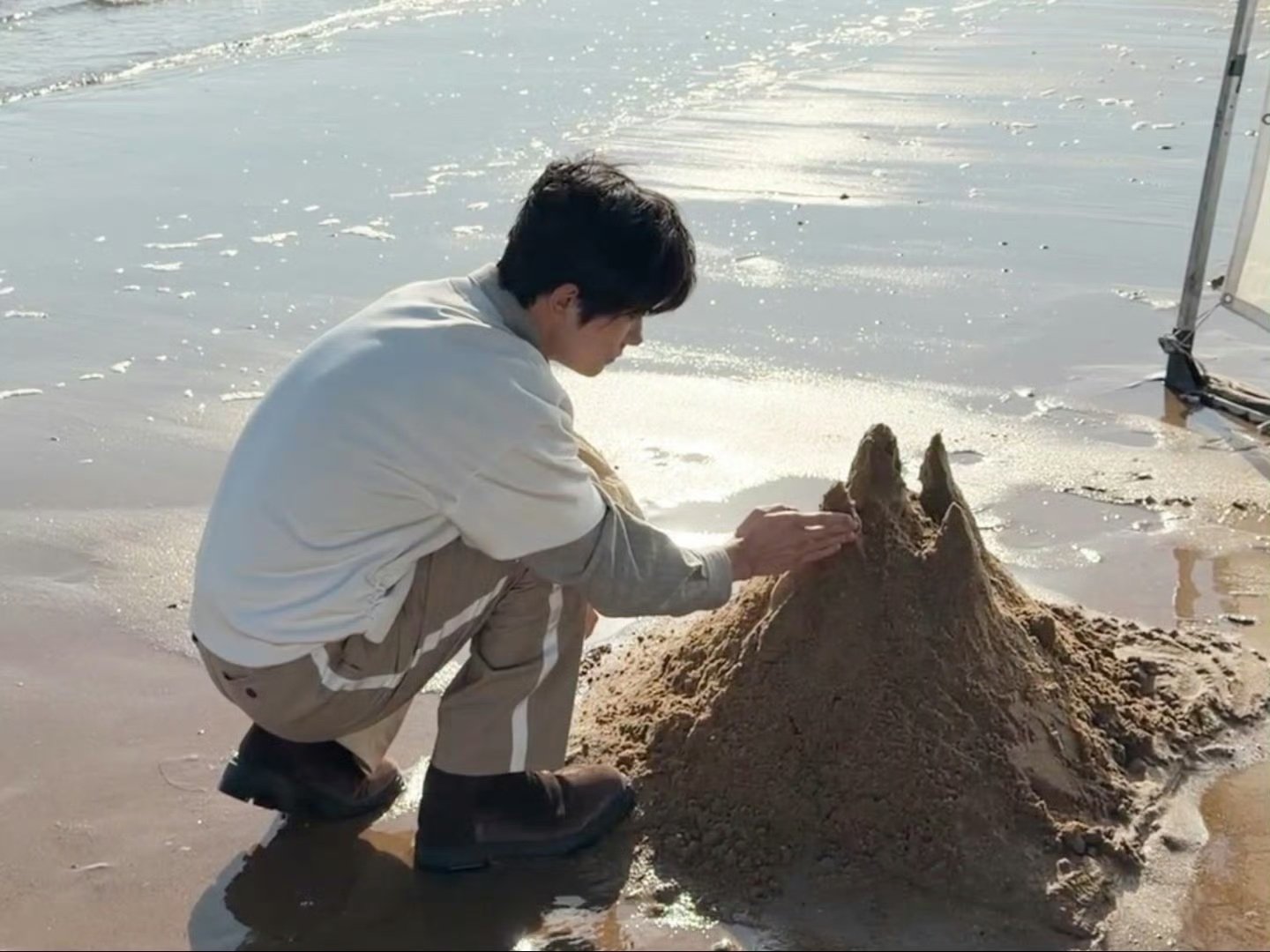 易烊千玺听海螺易烊千玺堆沙子顶流也可以只是一个认真堆的大男孩，这种真实，比任何营