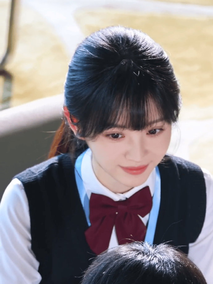 小田《天才女友》路透来啦，这种齐刘海高马尾的学姐我一口好几个[哈哈][哈哈][哈