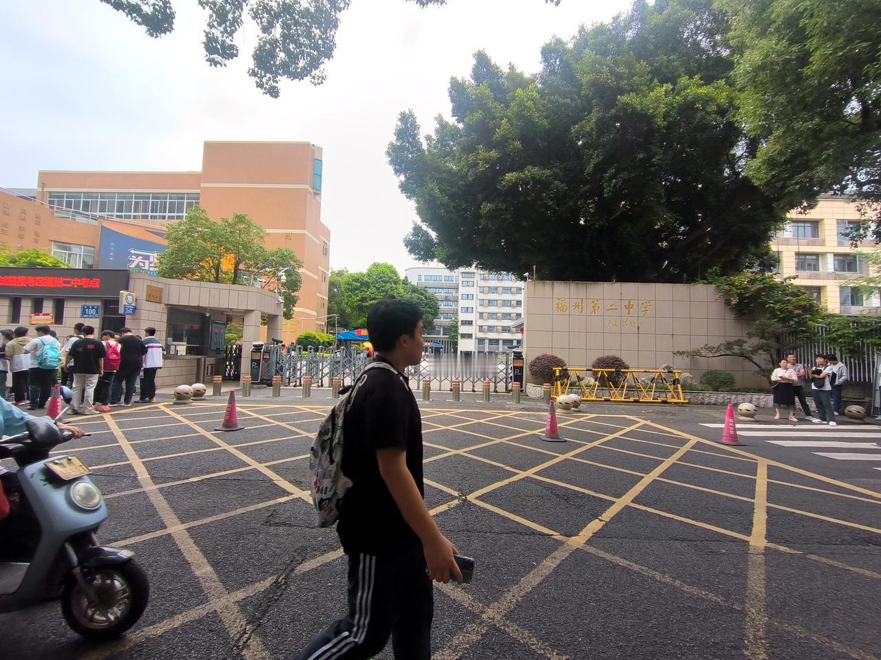女儿今天下午来考场熟悉场地，特别幸运作为福州二中的学子就在福州二中本校参加高考，