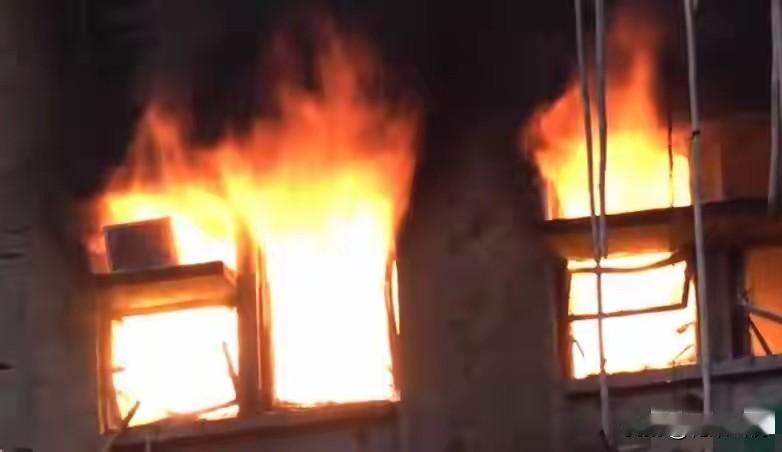 香港这场大火太揪心了！
已有4人遇难，3人受伤，其中一名消防员在救火期间不幸堕地