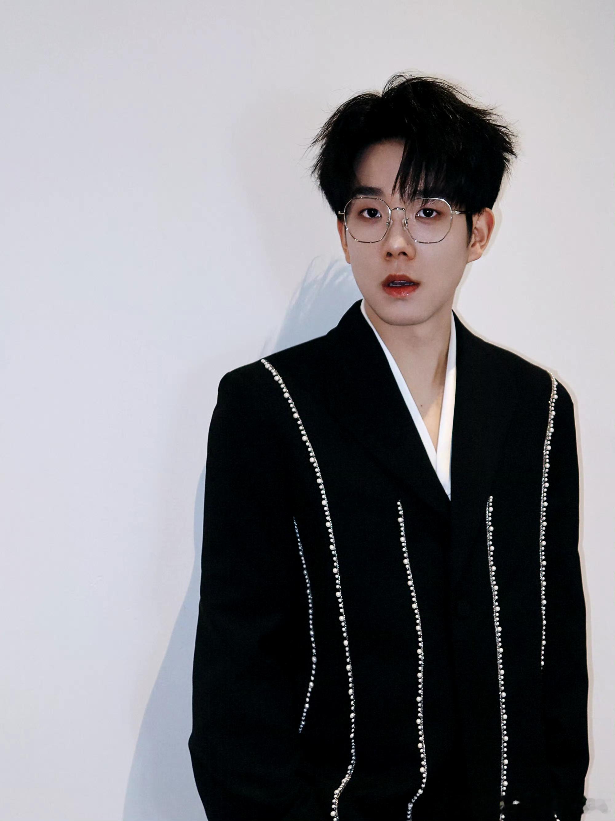 郑方一跨着年就成熟了湖南卫视跨年演唱会微博跨年狂欢节 郑方一的成长真的有目共睹！