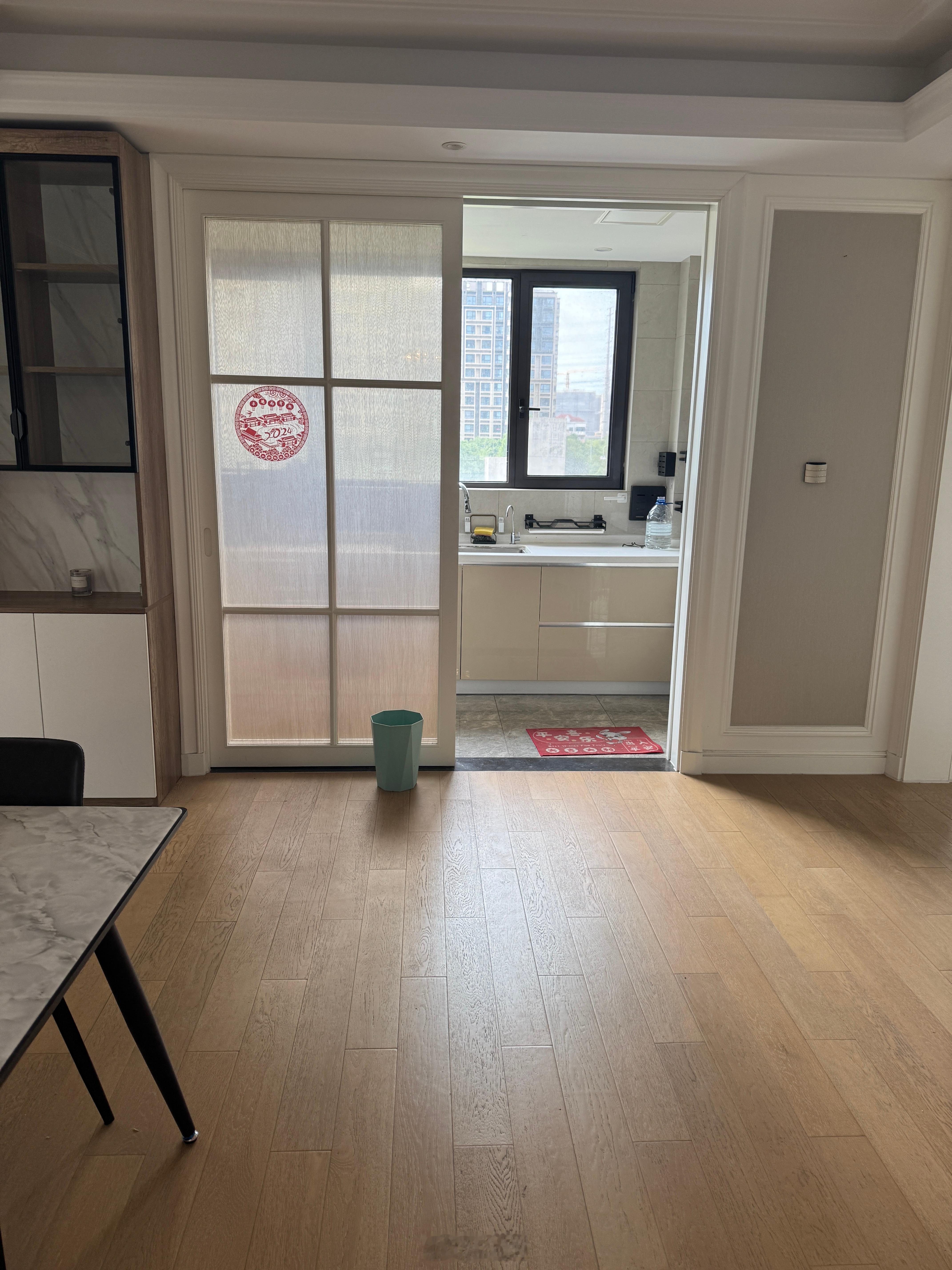 大家装修一定要用浅色地板，对光线的影响直接影响出租效率[笑cry] ​​​