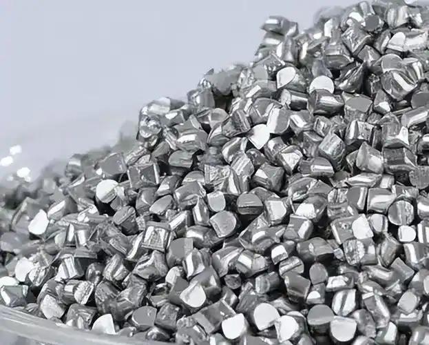 一场铝荒撕开了日本制造业的脆弱底色，更暴露了大国博弈中，政治与经济深度绑定的残酷