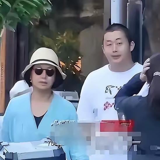 蒋雯丽这次冲上热搜，
和影视复出完全无关，
焦点全落在自家25岁儿子身上。

 