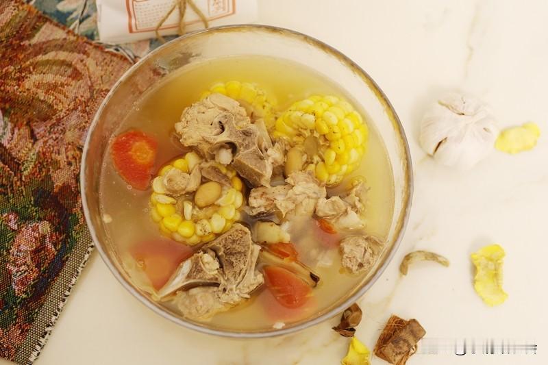 发烧过了能不能吃排骨汤，得具体情况具体分析。排骨汤营养丰富，有蛋白质、脂肪、胶原