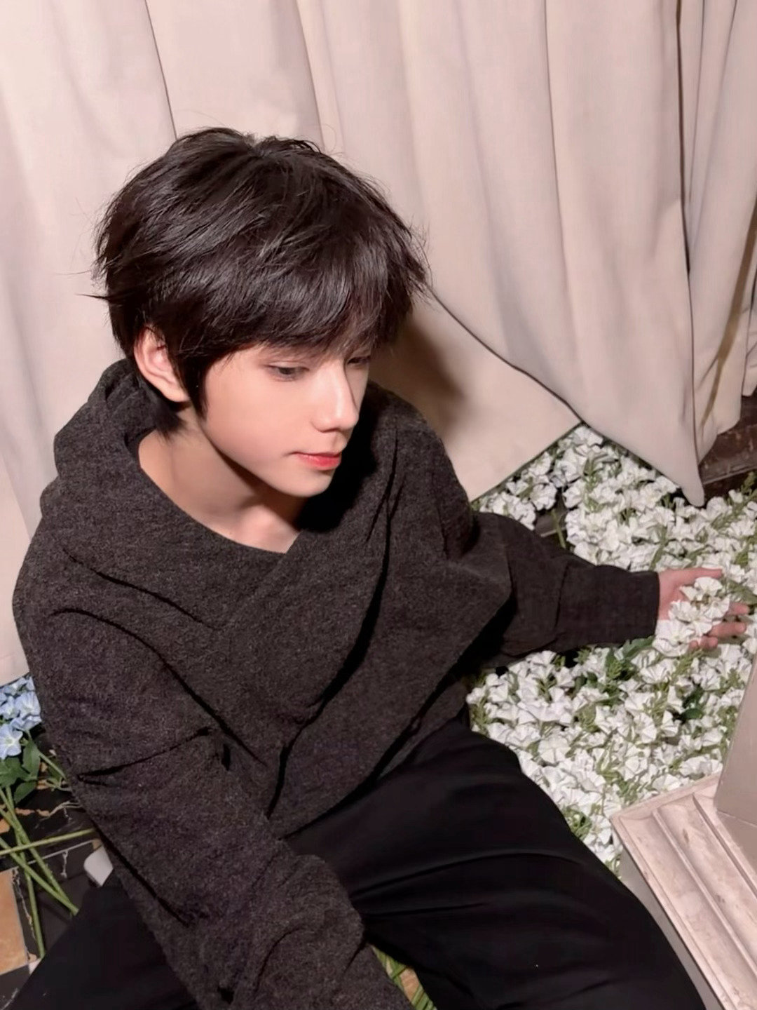 王橹杰花自会诉说心声 王橹杰花自会诉说心声九宫格  王橹杰与花的九宫格，花自会诉