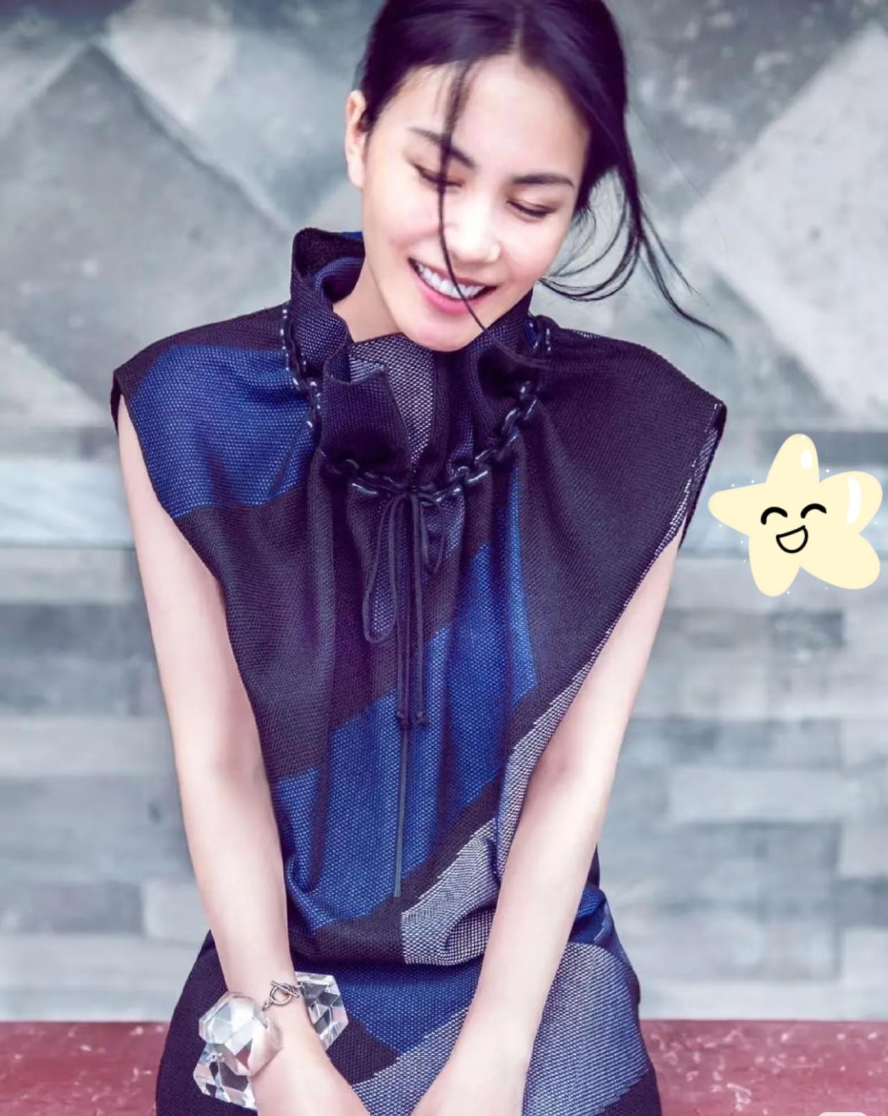 一觉醒来，李亚鹏官宣离婚的消息炸了，心疼18岁的李嫣。
 
          