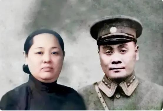 1935年，刘湘当上四川省主席后，妻子周氏觉得自己长得不好看，想让他讨个才貌双全